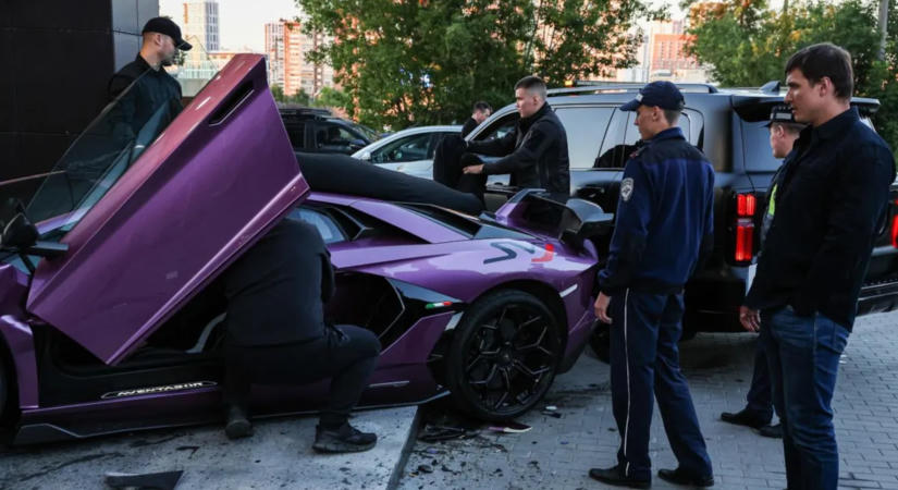 Két ember meghalt, amikor 1,4 milliárd Ft-os Lamborghini csapódott egy házba