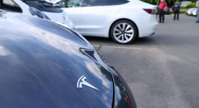 Egymillió kilométert futott Tesla érkezik a Széchenyi térre, de nem ez lesz az egyetlen nagy dobás