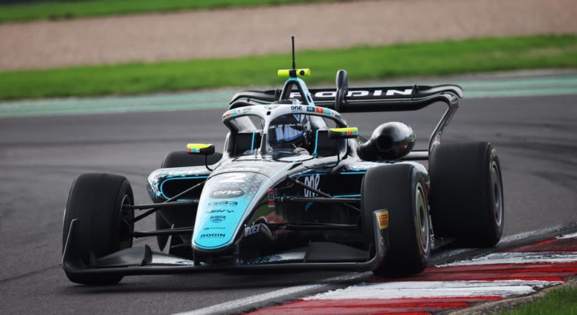Nehéz hétvége után is él a remény: ezüstéremmel zárhatja az évet az F1-be vágyó magyar pilóta