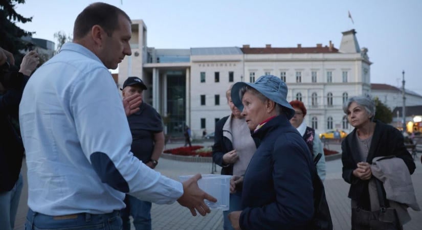 Visszakérték Miskolc kulcsait a városháza előtt – fotókkal