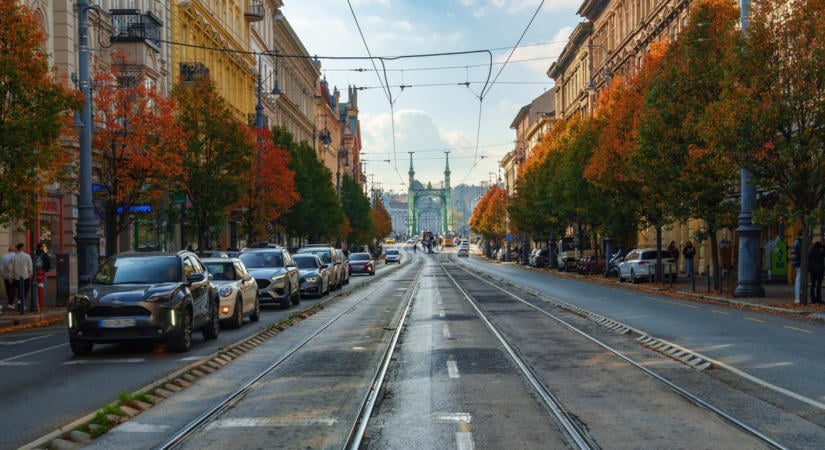 Női ámokfutót videóztak Budapesten: egy taxissal a motorháztetőn menekült a rendőrök elől a forgalomban