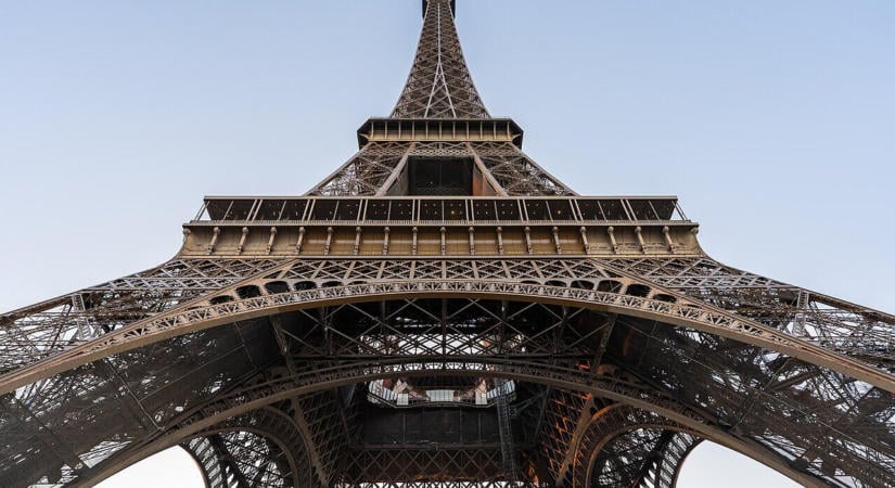 Nyáron megnő, télen összemegy az Eiffel-torony: ezért változik a mérete minden évben