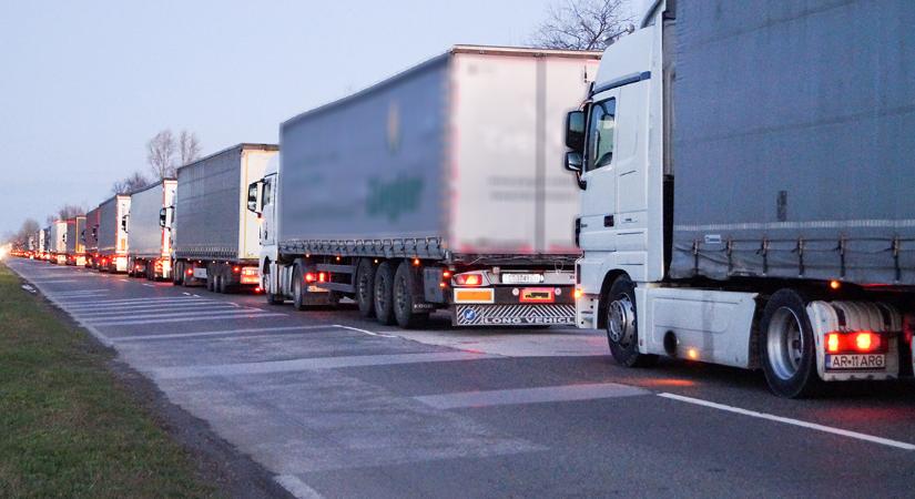 Részlegesen feloldják a hétvégi kamionstopot