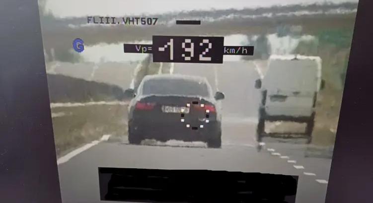 192 km/óráig taposta az autójának Nógrád vármegyében! Szerinted mekkora bírságot kapott?