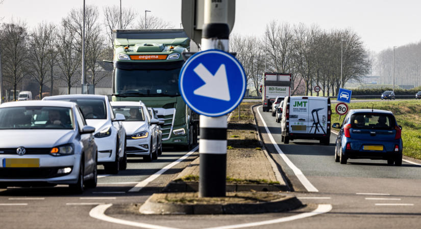 Két autó ütközött az M4-esen, Kisújszállásnál