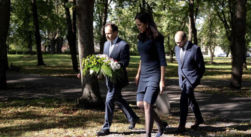 Orbán Anita külügyminiszter Rigában magyar zsidó deportált nők emlékére koszorúzott