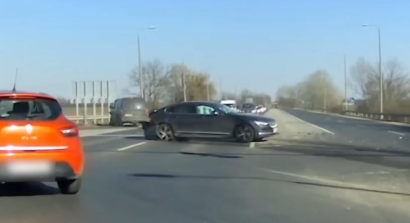Csúnyán benézte a kanyarodást, hátulról rohantak bele