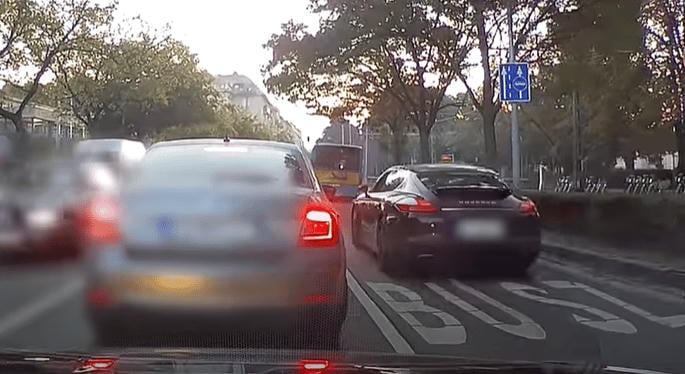 Jöhet az automatikus bírságolás a buszsávokban, a vasúti átjáróknál és a tilosban parkolásért