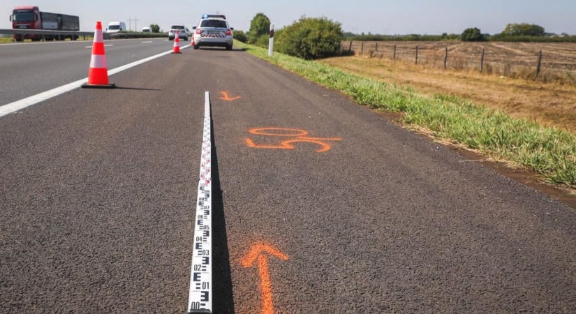 Munkagépnek rohant egy autó az M3-ason, a roncsba szorult sofőr meghalt
