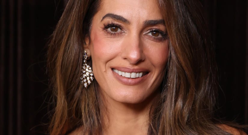 Amal Clooney sminkjének titka ez a púder - filterként halványítja a ráncokat és pórusokat