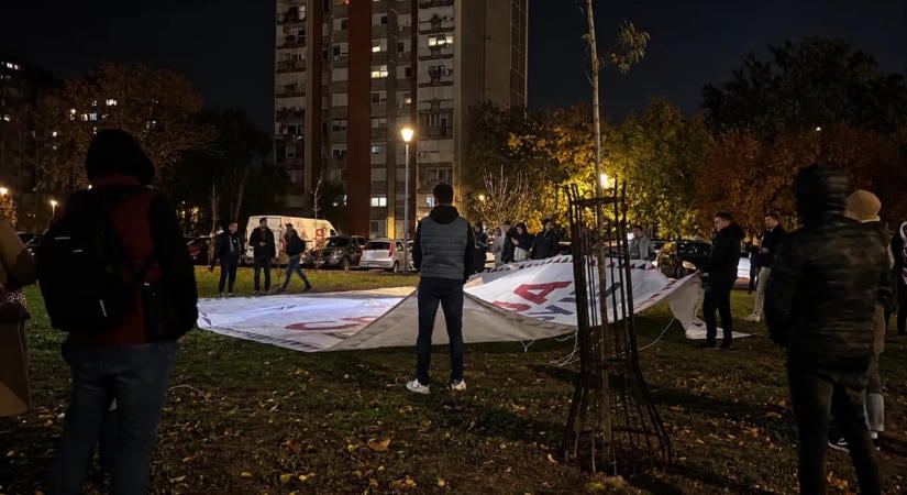 Hatalmas tömeg gyűlt össze Szabadkán, hogy eltávolítsák az Aleksandar Vučić pártját hirdető molinókat – videó