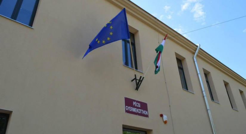Lezuhant egy 14 éves lány a pécsi gyermekotthon tetejéről