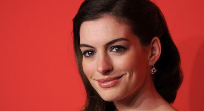 Egyelőre nagyot megy Anne Hathaway új dínós filmje a mozikban