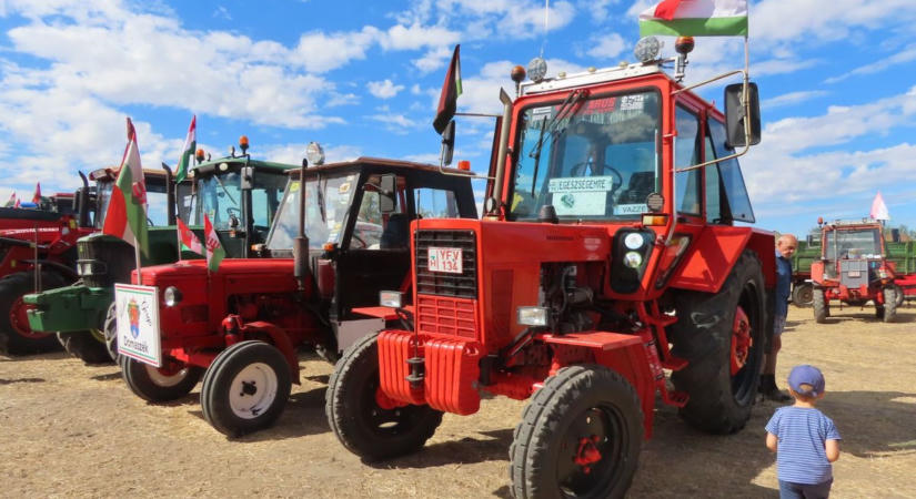 Dübörgő gépcsodák lepték el Szentest, 200 traktor vonult fel  fotók, videó