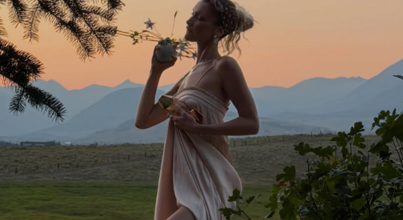 Bella Hadid álomszép selyemruhában pózolt – ez a szín igazi jolly joker a nyár végére