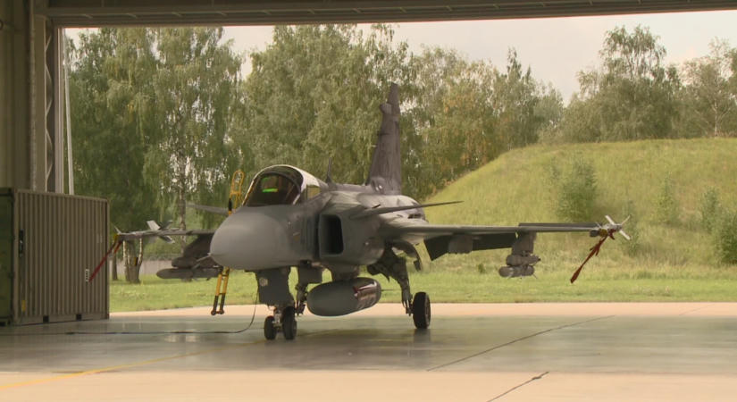 Gerincsérülést szenvedett a Gripen pilótája, a kigyulladt vadászgépen rakéta és lőszer is volt