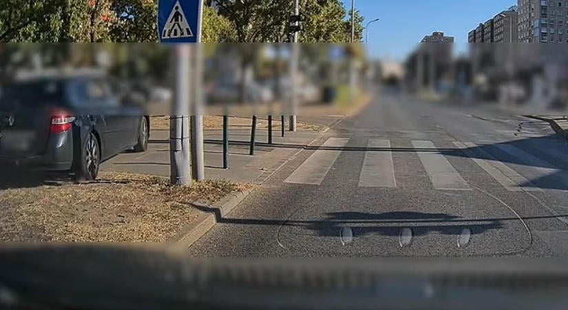 Mindenáron előzni akart, végül pirosnál a járdaszigeten hajtott át az autós Újpalotán – videó