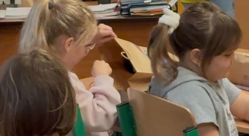 Több mint háromszáz szekszárdi kisdiák kapott ajándékcsomagot – mutatjuk, mit rejtett!