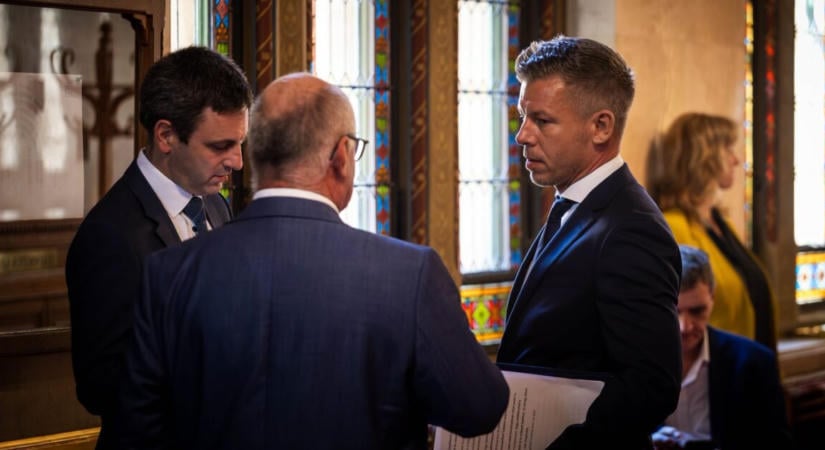 Magyar Péter a Fidesznek: Jelenleg egy bűnözőt, a mentelmi jogától megfosztott képviselőt bújtatnak a Parlamentben