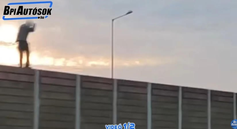 A zajvédő fal tetején egyensúlyozott egy férfi az M0-son – videó