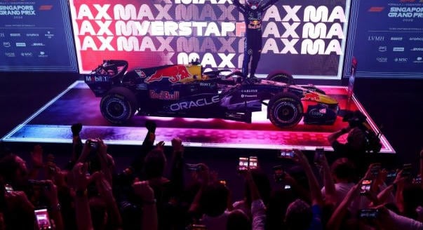 Verstappen végre Szingapúrt is kipipálta