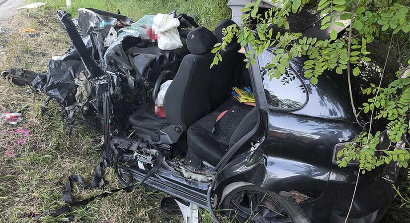 Halálos baleset Abonynál: vaddal ütközhetett a sofőr, aki csak a holttestét tudták kihúzni a roncsok alól