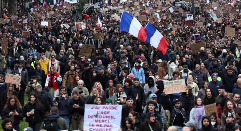 Meghátrált a francia kormány: hetekig tartó diákroham után azonnali pénzt és reformokat ígérnek