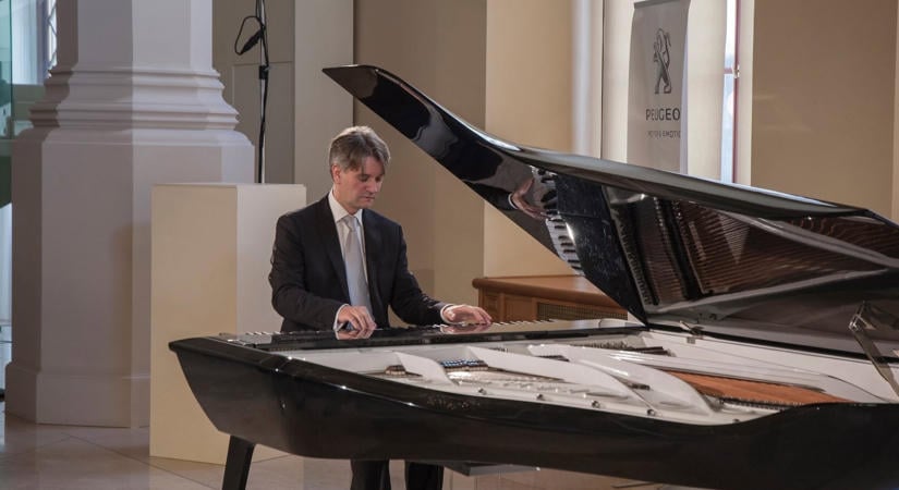 Liszt Ferenc-díjas zongoraművész koncertezik Kolozsváron a nemzeti gyásznapon