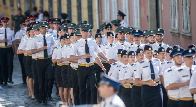 Több mint tízezer igazgatási dolgozó maradhatott ki a rendvédelmisek béremeléséből