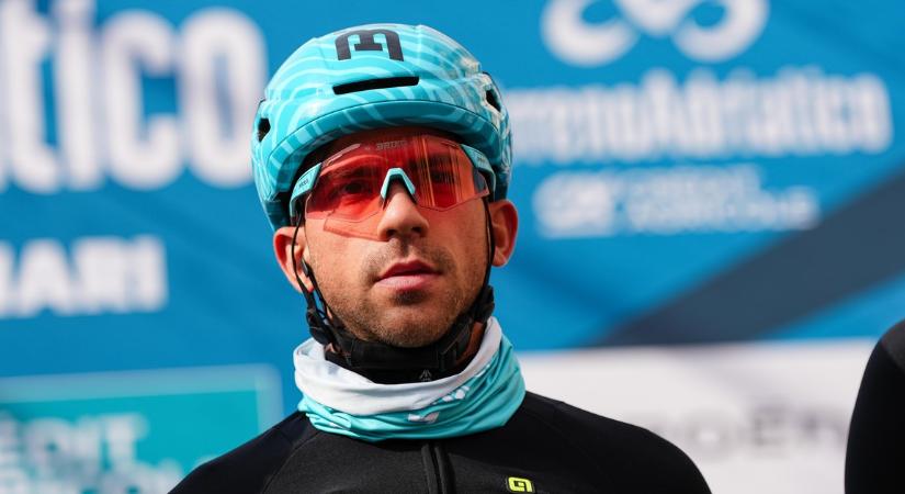 Menet közben fejelte le ellenfelét és okozott bukást – azonnal kizárták a Giro d'Italia versenyzőjét