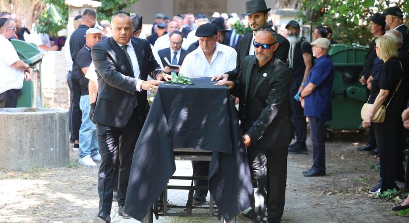 „Csak az hal meg igazán, akit elfelejtenek, és Öcsi bácsit soha nem fogjuk” – Erdei Zsolt Szántó Imre temetésén