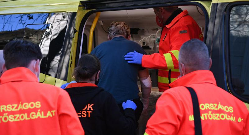 Horror Salgótarjánban: 12 és 13 éves tini vert véresre és rabolt ki egy bácsit