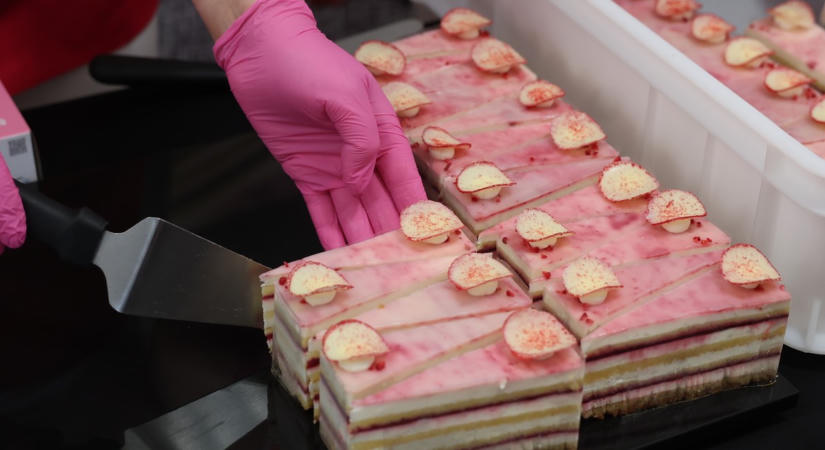 Krémes, roppanós, frissítő: megkóstoltuk az Ország Tortáját – videó