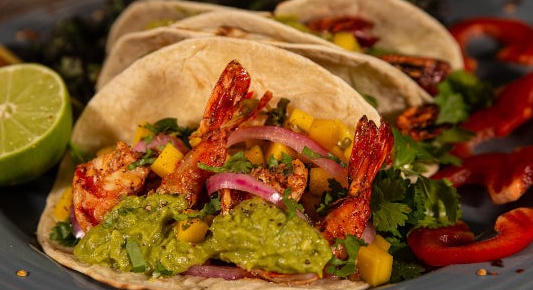 Grillezett garnélás tacos friss salsával - könnyű, nyári vacsora percek alatt