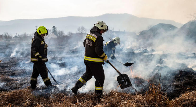 Huszonöt hektáron pusztított a tűz Hevesben, munkagépek is segítették az oltást