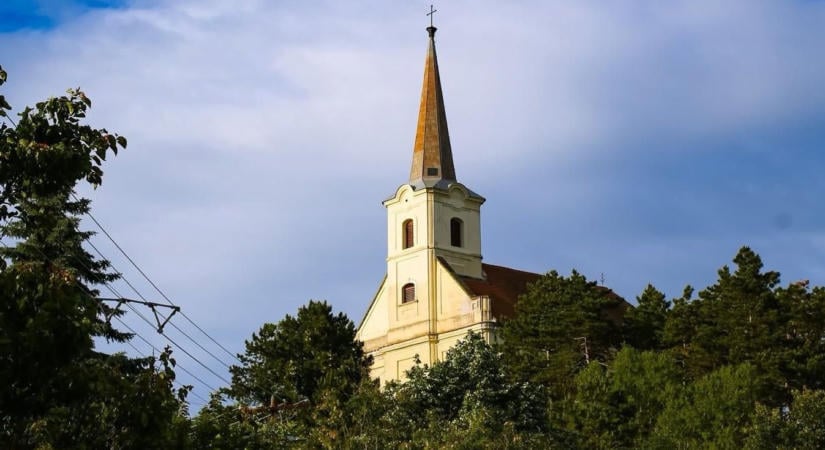 Súlyos összeget fizethet a közösbe, aki ebben a Balaton-felvidéki faluban venne ingatlant