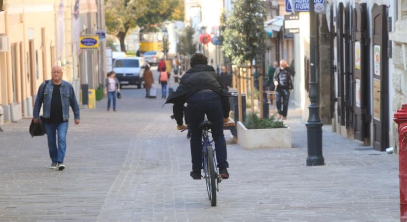 Senki nem tesz semmit: továbbra is rollerrel és kerékpárral száguldoznak Pécs belvárosában