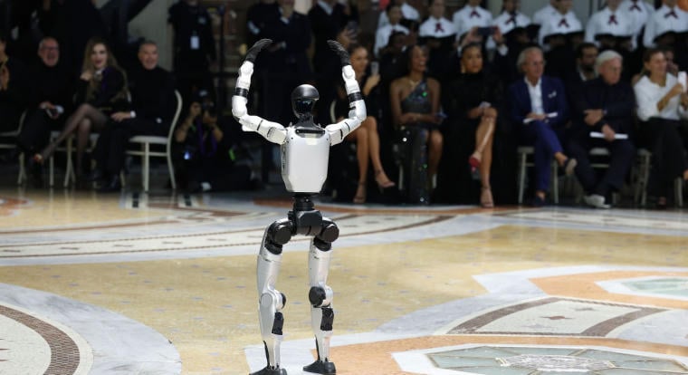 A Vogue most megtanulta, hogy a robotok még nem állnak készen egy divatbemutatóra, sem az emberek a robotokra