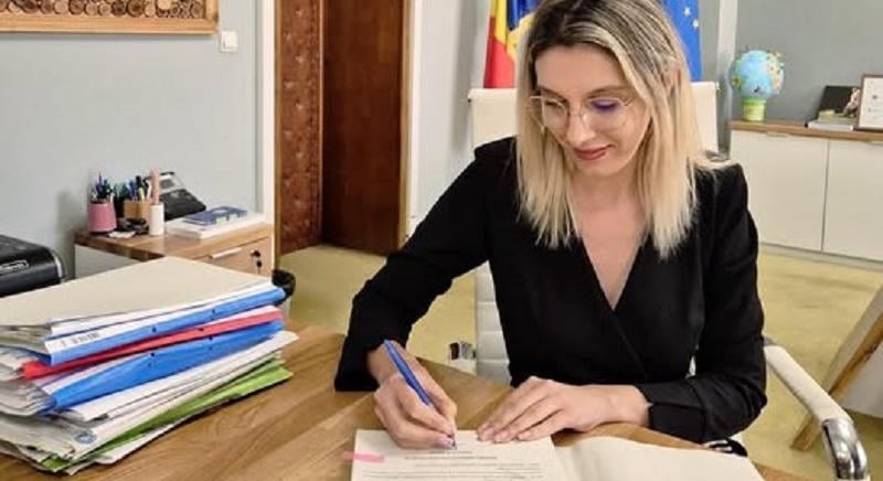Időjárás-előrejelzés luxusfehérneműben? – Újabb szabálytalanságokra mutat rá a miniszter
