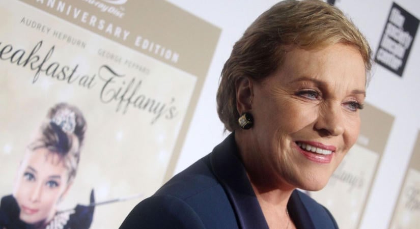 Ritka pillanat  Paparazzifotón a 91 éves Julie Andrews, a Neveletlen hercegnő Clarisse Renaldija