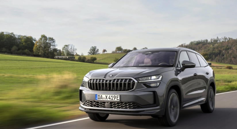 Több luxus és erősebb motor a Škoda nagyautójában