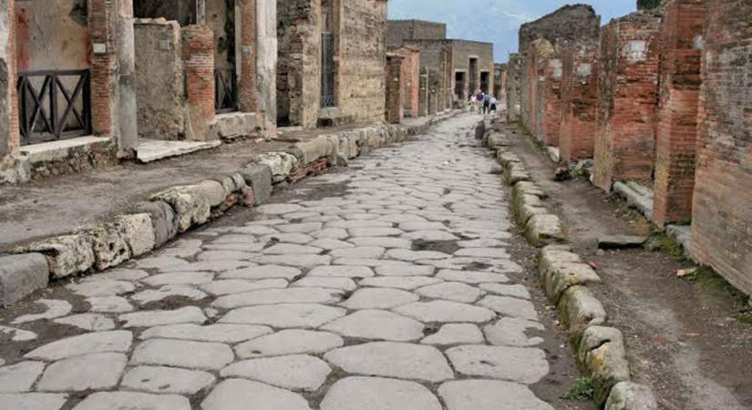 Pompei: bemutatják a freskós lakomaterem rekonstruált mennyezetét, folytatódik a restaurálás