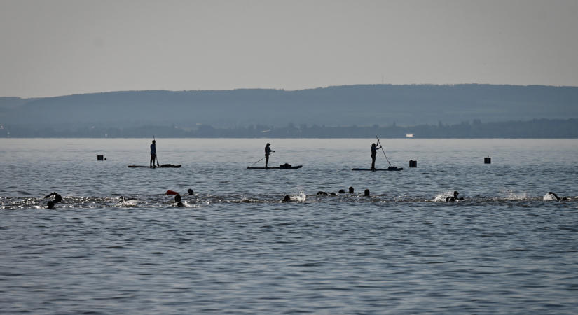 Balaton-átúszás: 60 országból neveztek, egy 90 éves ember is rajthoz áll