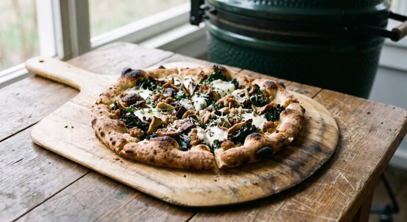 Vadgombás, kolbászos grillpizza kelkáposztával