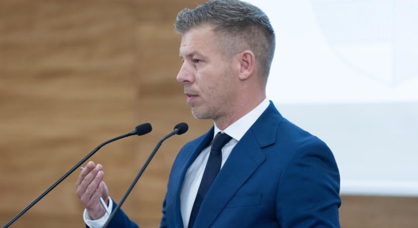 Örökbefogadás és azonos nemű párkapcsolatok: reakciók a Parlamentből Magyar Péter szavaira