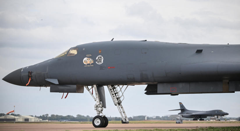 Trump szerint fenyegetések miatt vonták ki az amerikai bombázókat a brit légibázisról