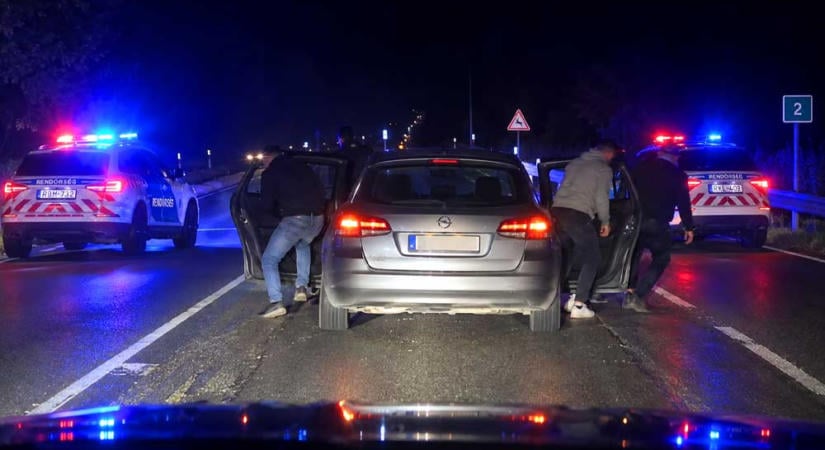 Éjszakai hajsza a 2-es úton: Milliós zsákmánnyal a csomagtartóban buktak le betörők, nem menekülhettek el a rendőrök elől