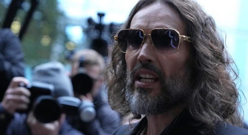 „Nem volt hajlandó elfogadni válaszként a nemet” – húsz éve folyamatosan vádolják szexuális visszaélésekkel, de csak most kerül bíróság elé Russell Brand