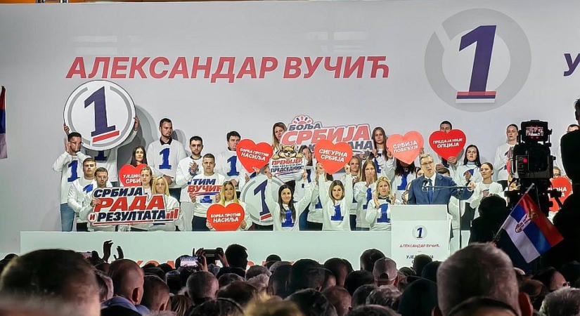 Vučić ingyen fogorvosi ellátást, kórházak felújítását, magasabb nyugdíjakat ígért az újvidéki nagygyűlésen