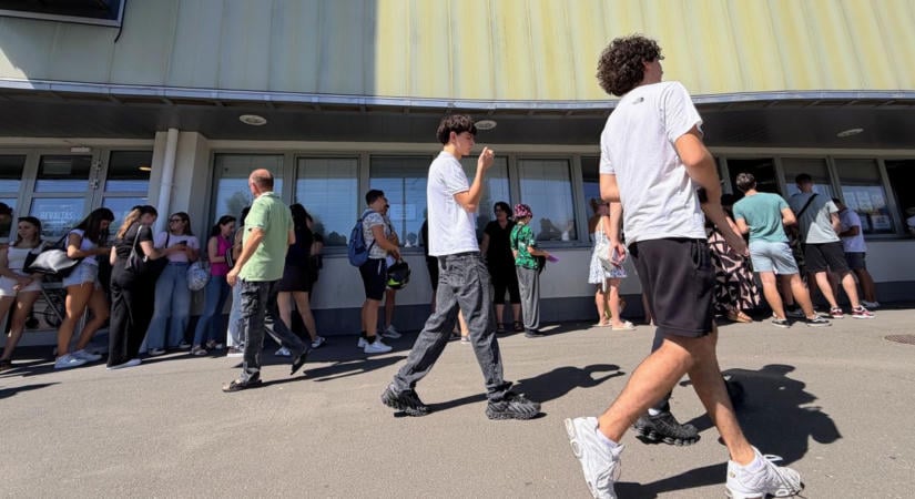 Napokkal a SZIN előtt kígyóznak a sorok az IH-nál – erre mindenképp szükség lesz a karszalag átvételéhez